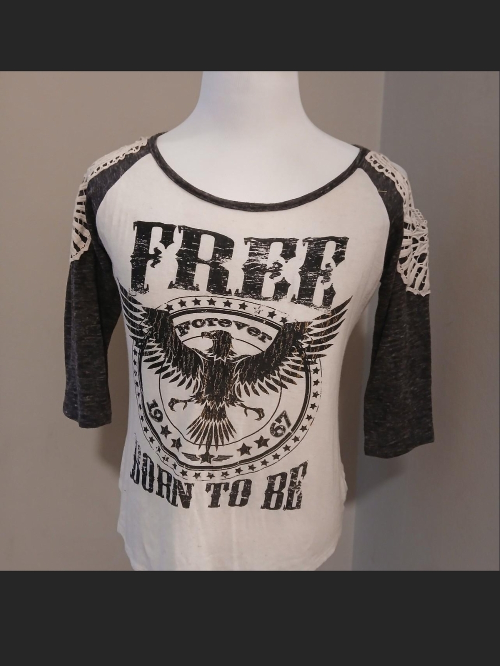 Daytrip Graphic Eagle Raglan Top in White and Charcoal Sz L